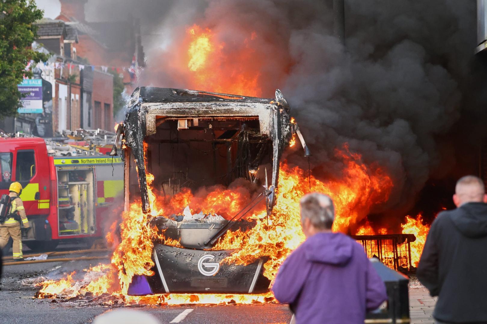 Vehículos ardiendo en Belfast