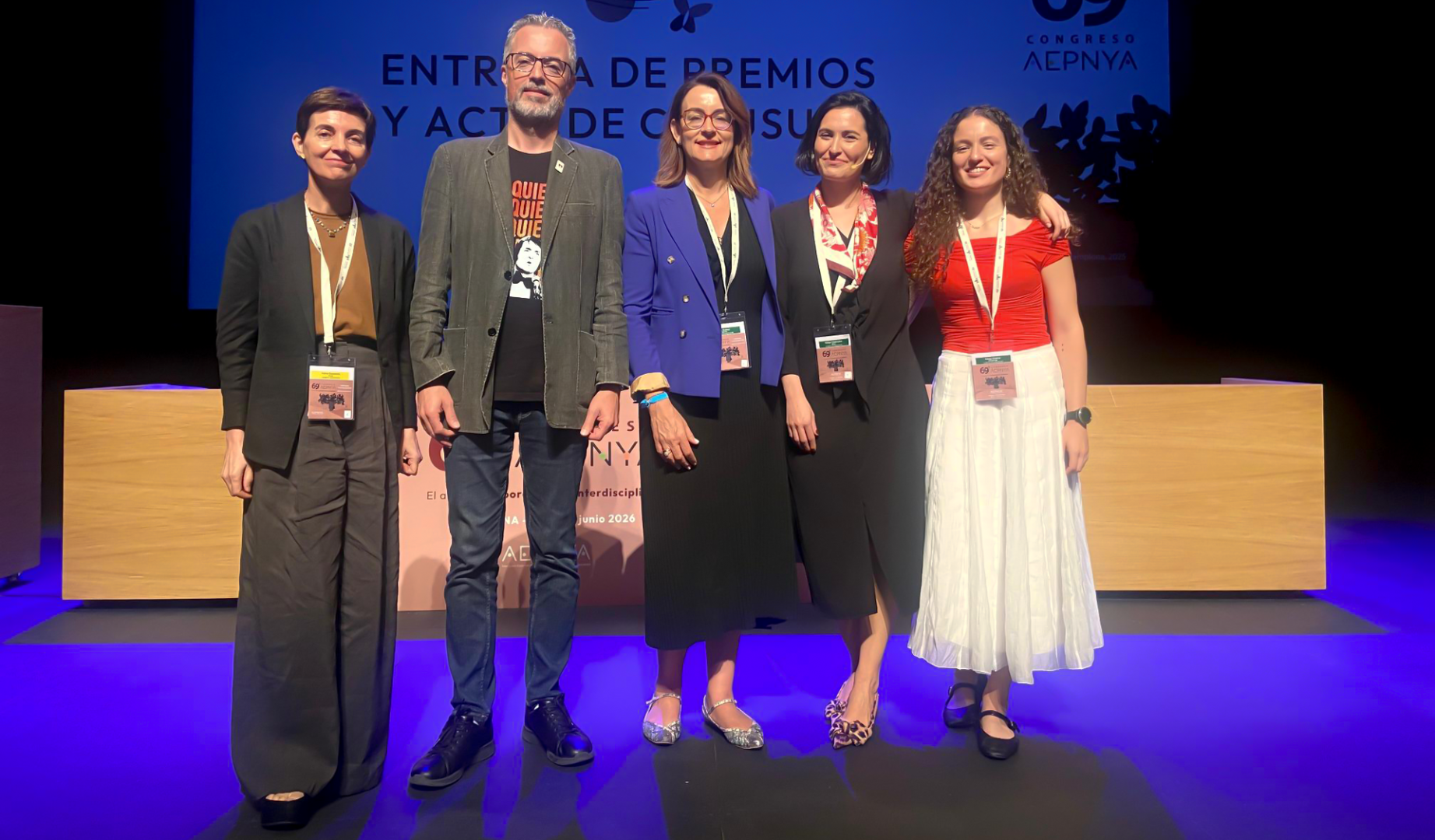 De izquierda a derecha, los doctores Calvo y Real, presidentes entrante y saliente de AEPNYA, y las doctoras Díez, Vallejo y Canga, de la Clínica Universidad de Navarra