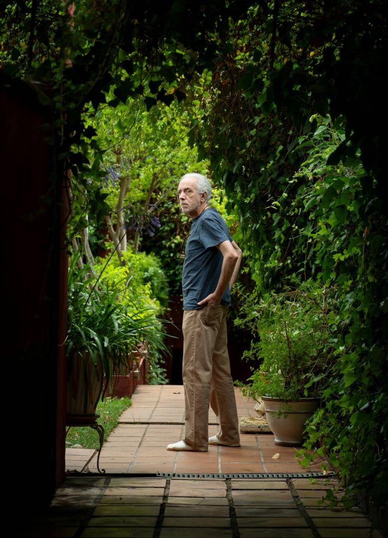 Madrid, 12/07/2023. Entrevista a Fernando Trueba por el estreno de «Dispararon al pianista». Foto: Ignacio Gil. ARCHDC Fernando Trueba fotografiado en el jardín de su casa madrileña. IGNACIO GIL