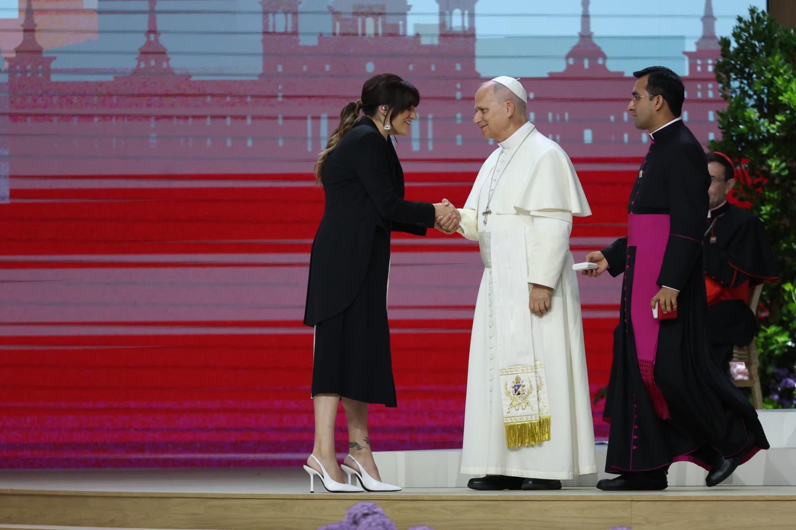 Rozalén saluda al papa León XIV tras su actuación