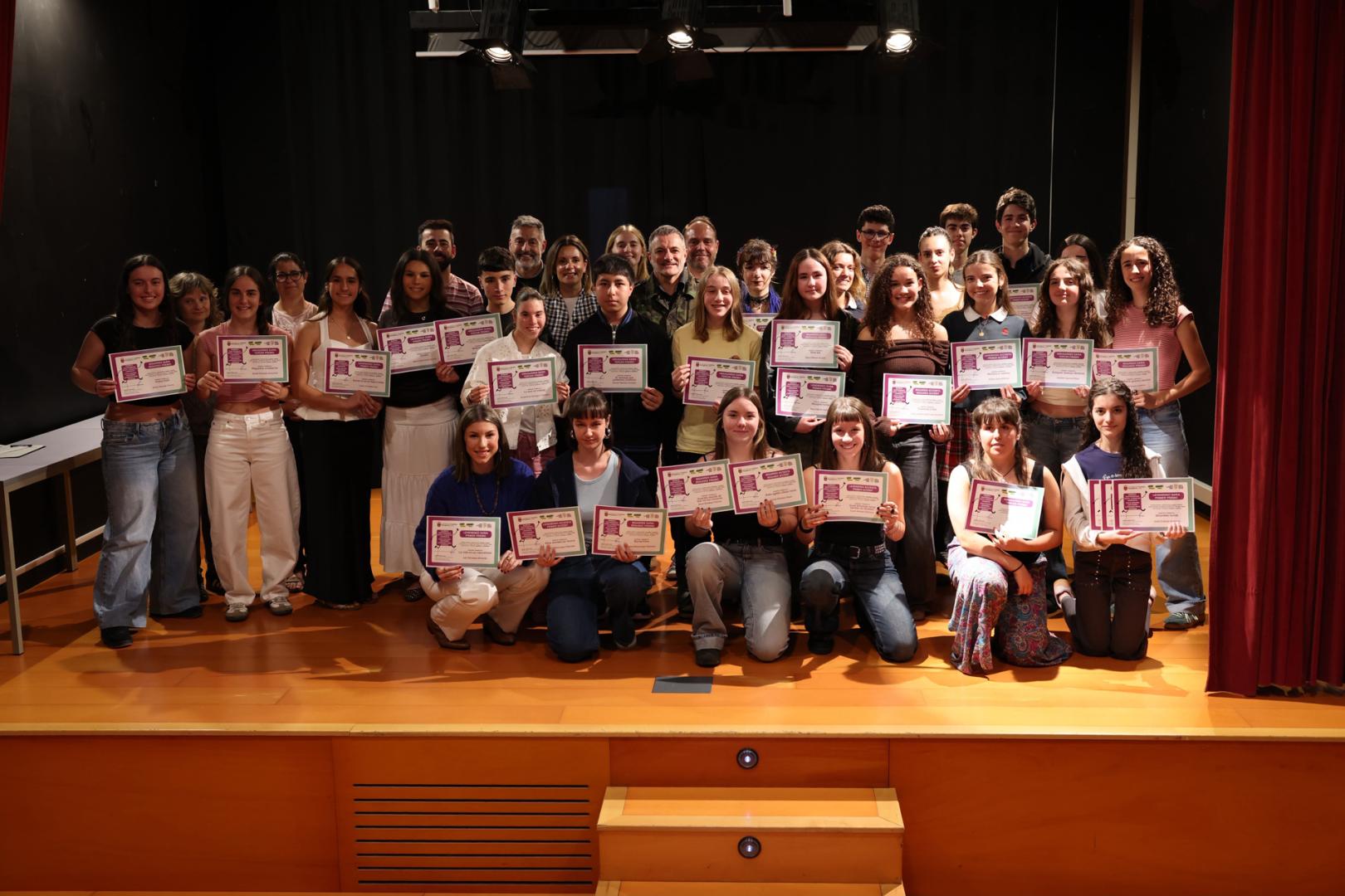 Fotografía de grupo de los premiados en el XXXVI Certamen Literario Juvenil de Pamplona