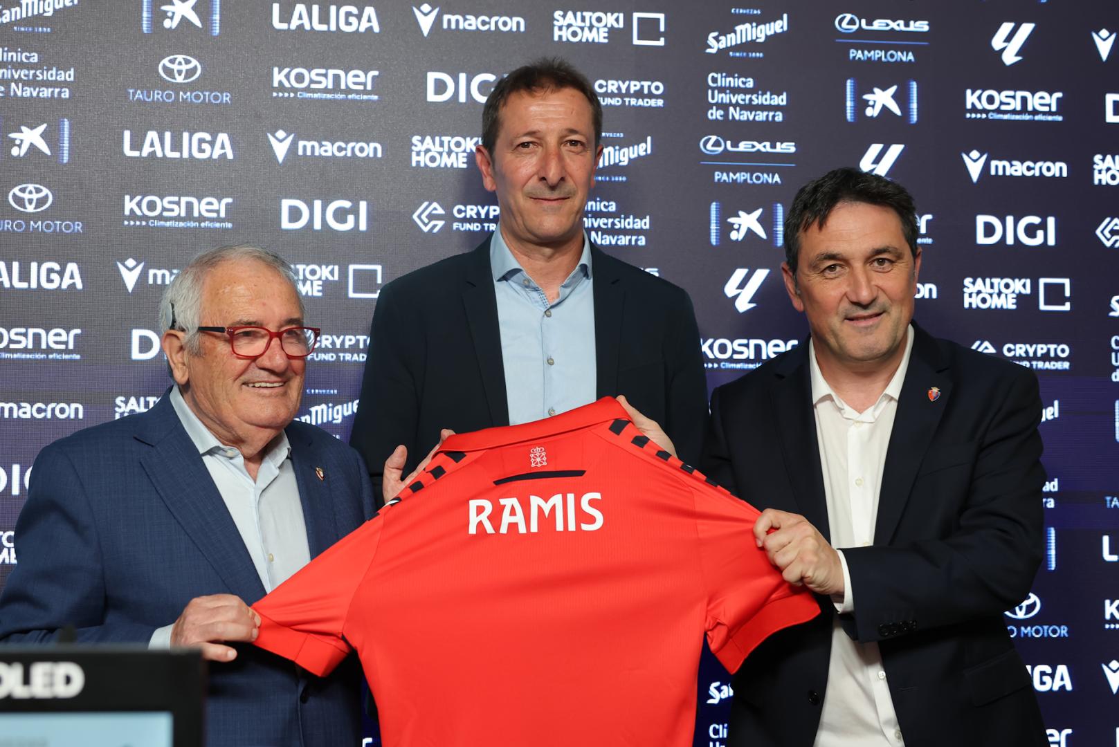 Ramis, flanqueado por Luis Sabalza y Braulio, antes de iniciar la rueda de prensa