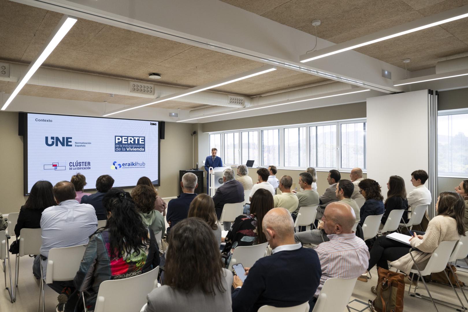 *A: Irati Aizpurua San Román *F: 10-06-26 *T: Presentación del primer estudio sobre construcción industrializada. Están entre otros el nuevo director del PERTE. de Industrialización Raúl García. *L: Polo Iris, EL Sario. Pamplona.