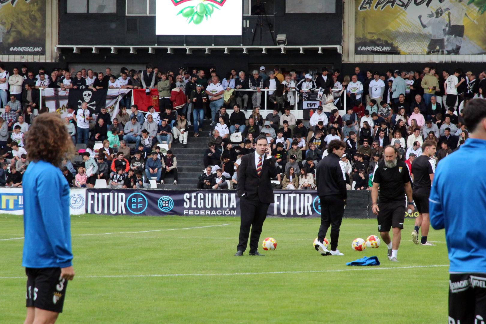 Ramón Lázaro, presidente del Tudelano, conversa por teléfono antes del duelo contra el Oviedo B
