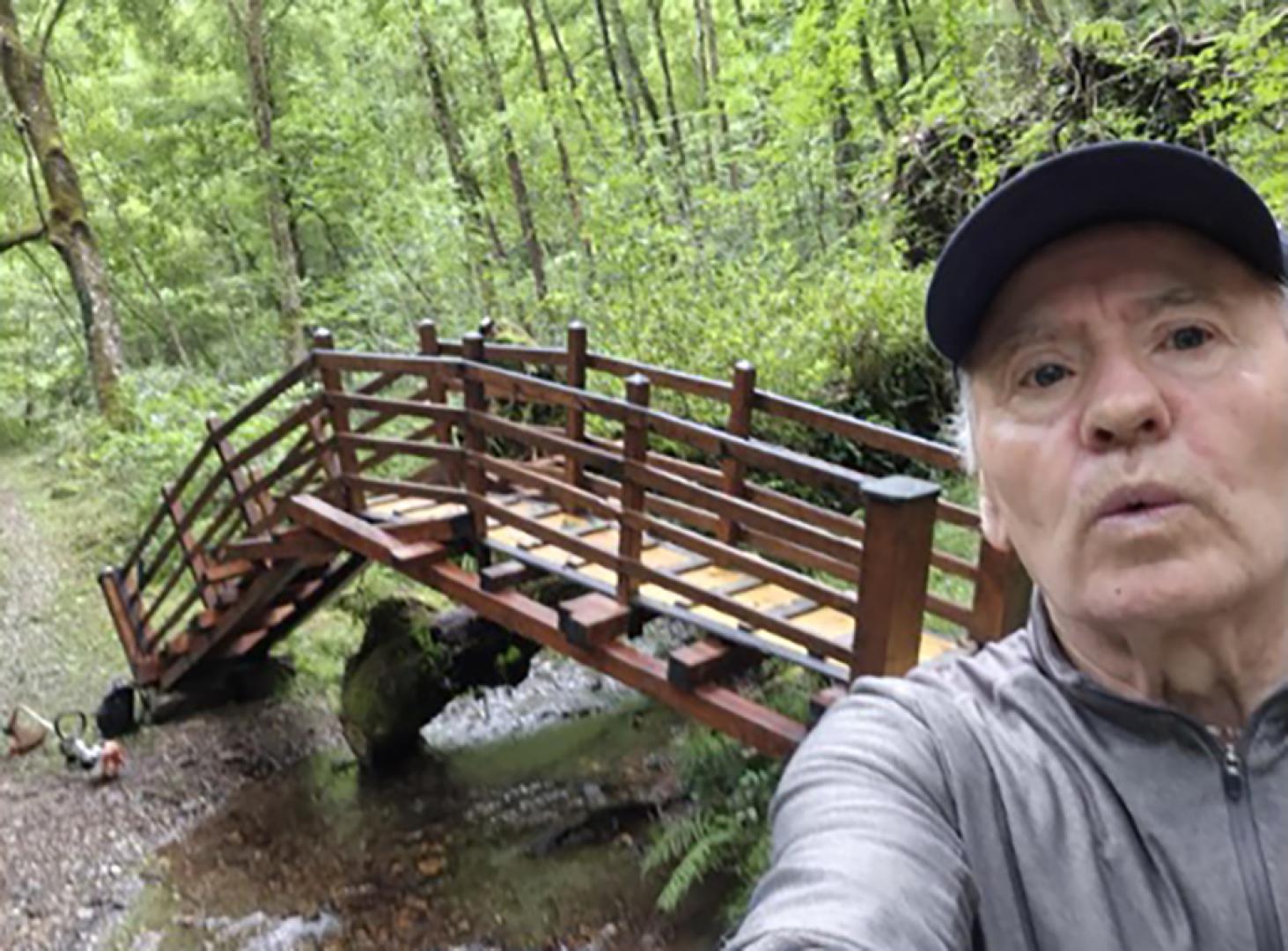 Luis Mari Olaetxea Altzugarai junto a uno de los puentes que ayudó a levantar.