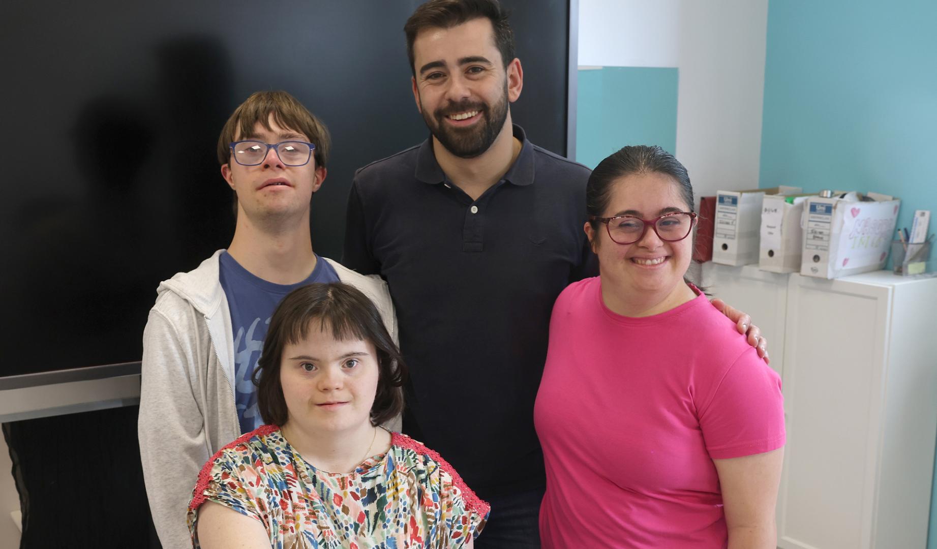 El preparador Miguel Matellanes, rodeado por tres de los cuatro integrantes del equipo: Gorka Ibáñez, Sara Marcotegui y Sandra Moreno. Falta Esther Iráizoz
