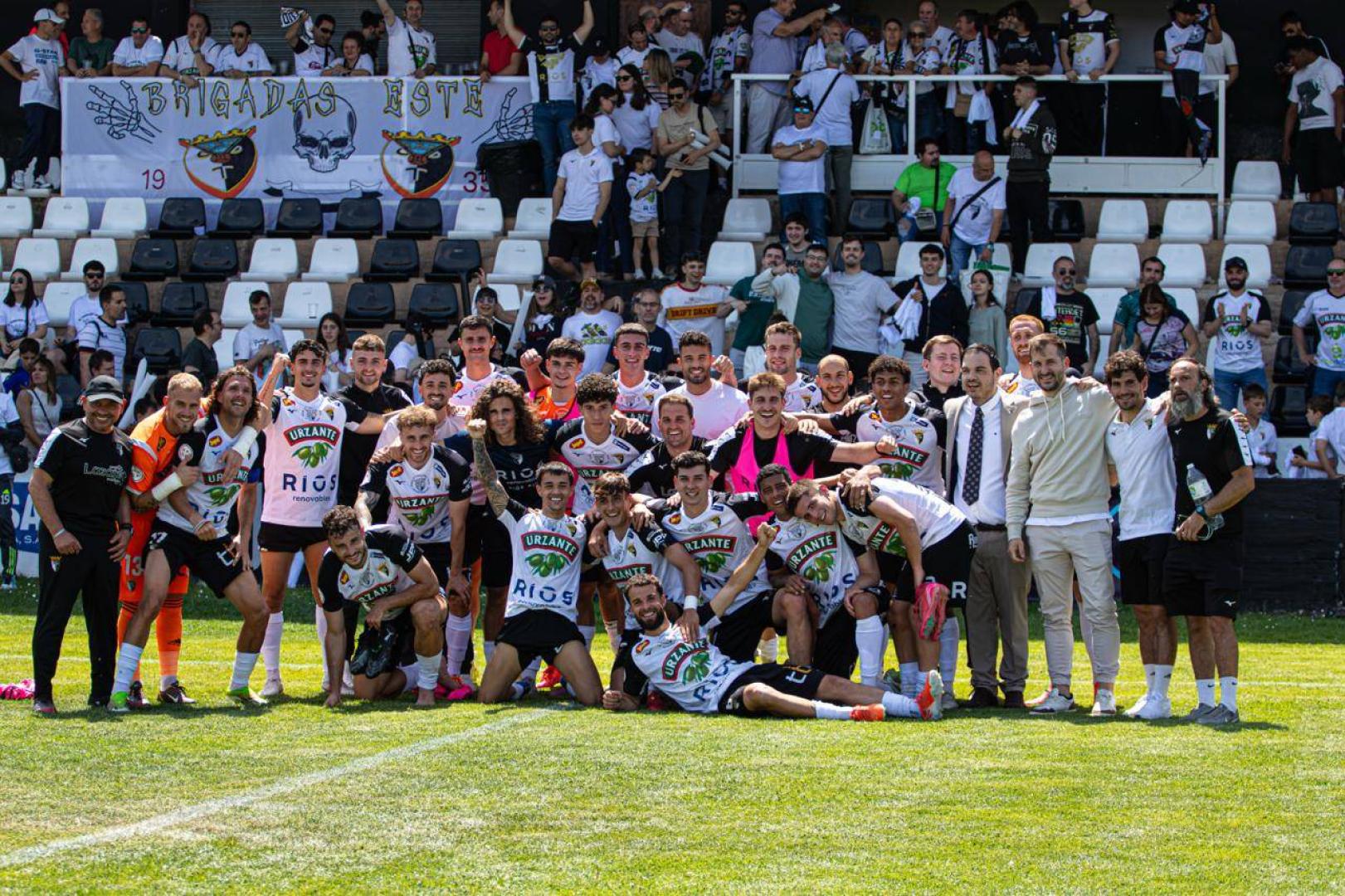 Los jugadores, el cuerpo técnico y los directivos del Tudelano celebran que son equipo de ‘playoff’.