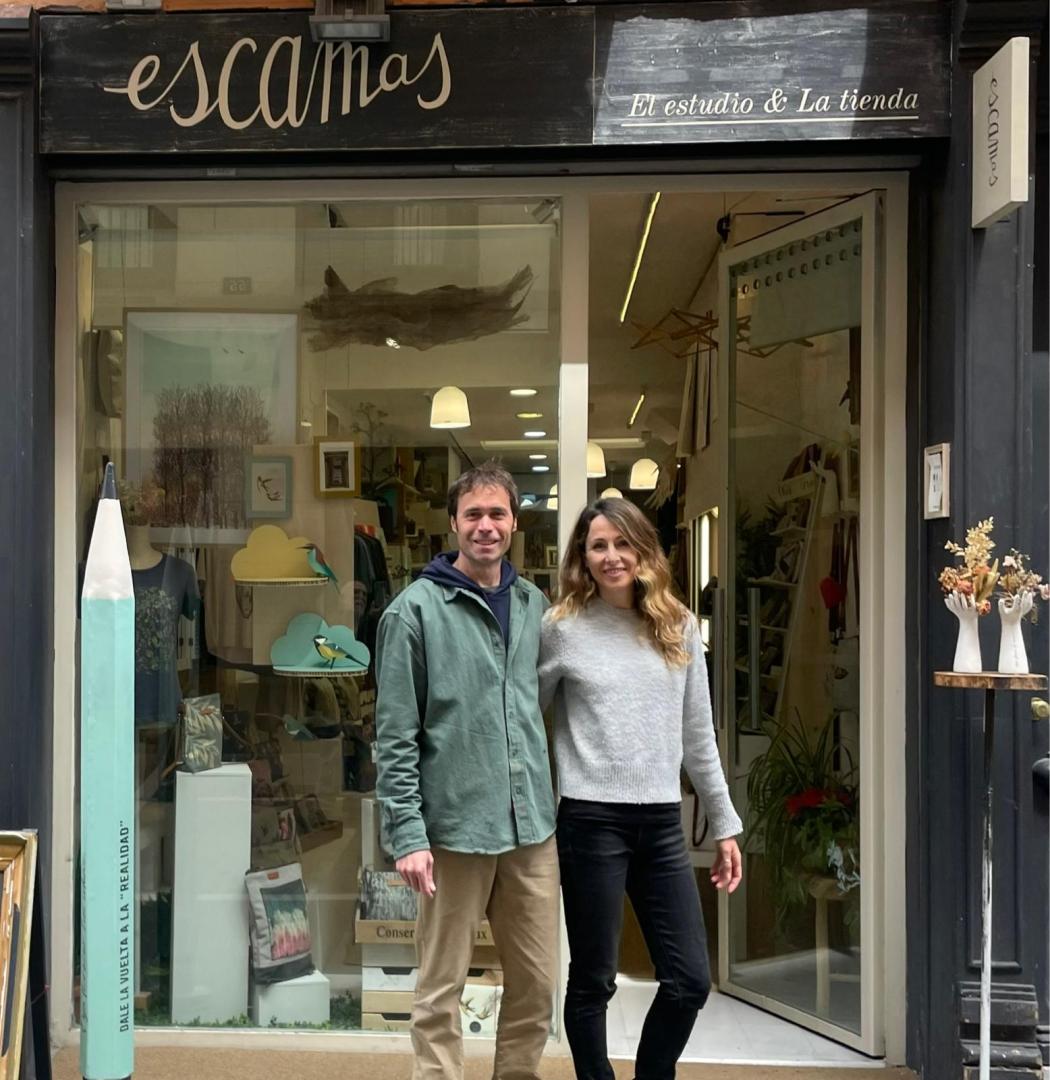 Eduardo Ruiz Marcoláin y María García Fernández y Eduardo Ruiz junto a su tienda Escamas en el número 22 de la calle Nueva