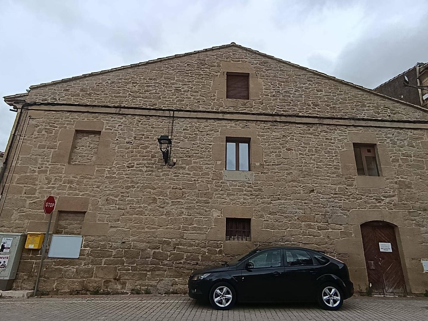 Vista del edificio que albergaba el cine y se habilitará como centro sociocultural