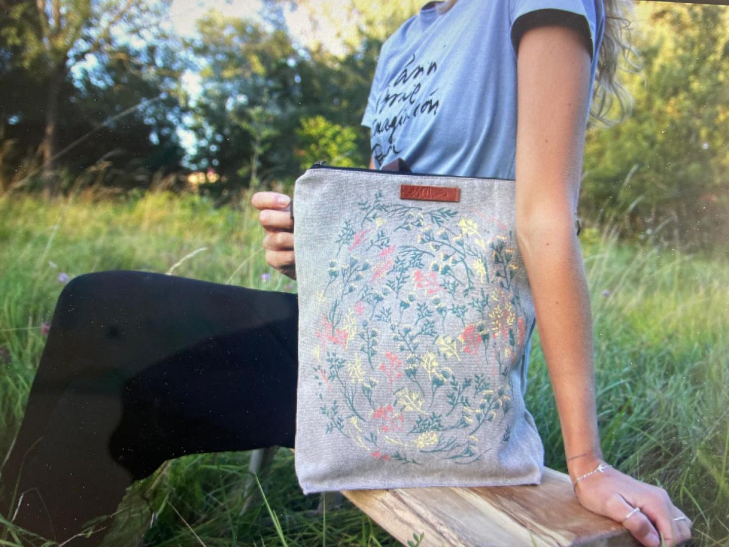 Uno de los bolsos diseñados en 'Escamas'