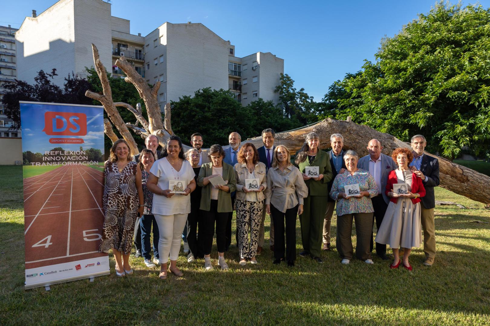 Las galardonadas, en primera fila, con los trofeos: de izda. a dcha., Encarna Garrido, Idoya Jiménez, Teresa Motos, la madrina Theresa Zabell, Galina Savitskaya, Carmen Rubio y María Ángeles Urmeneta. Detrás, representantes de la directiva de la asociación.