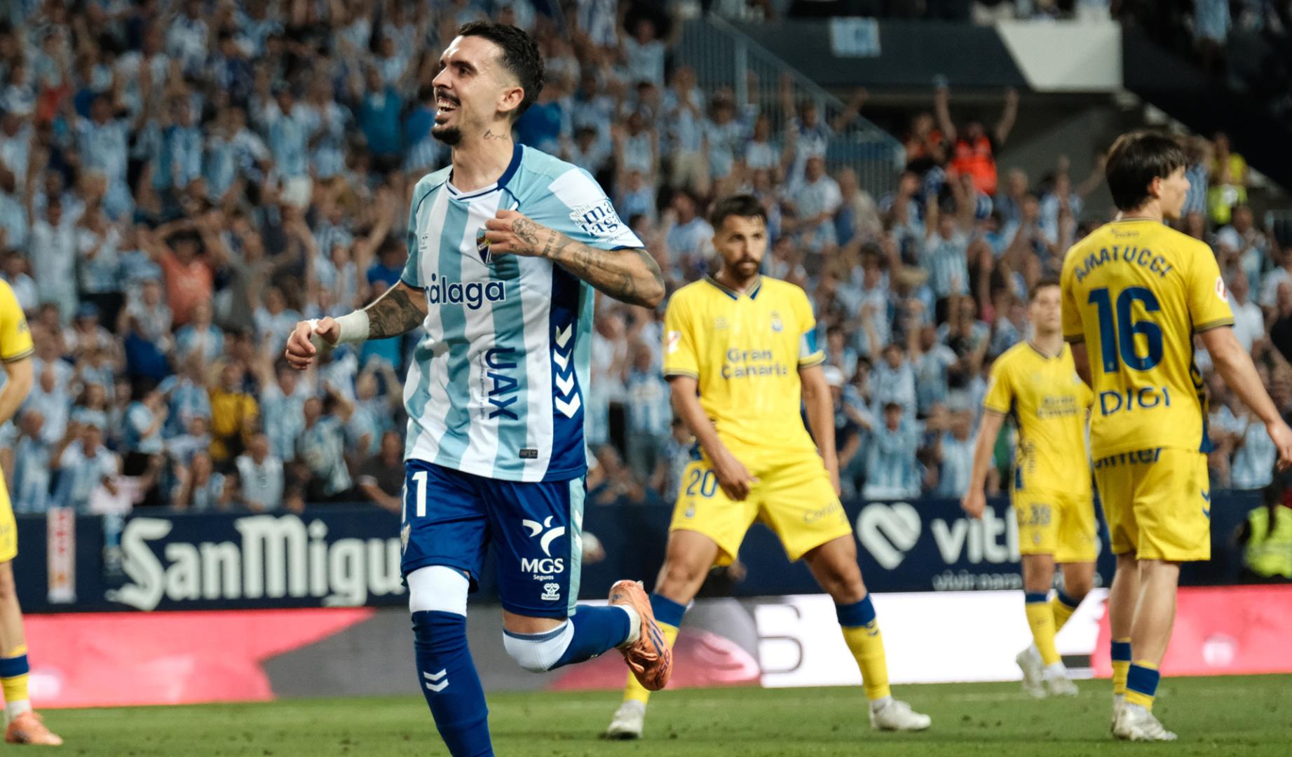 El delantero del Málaga Joaquín Muñoz celebra tras marcar el 1-1, durante el partido de vuelta de las semifinales del ascenso a Primera División que Málaga CF y UD Las Palmas