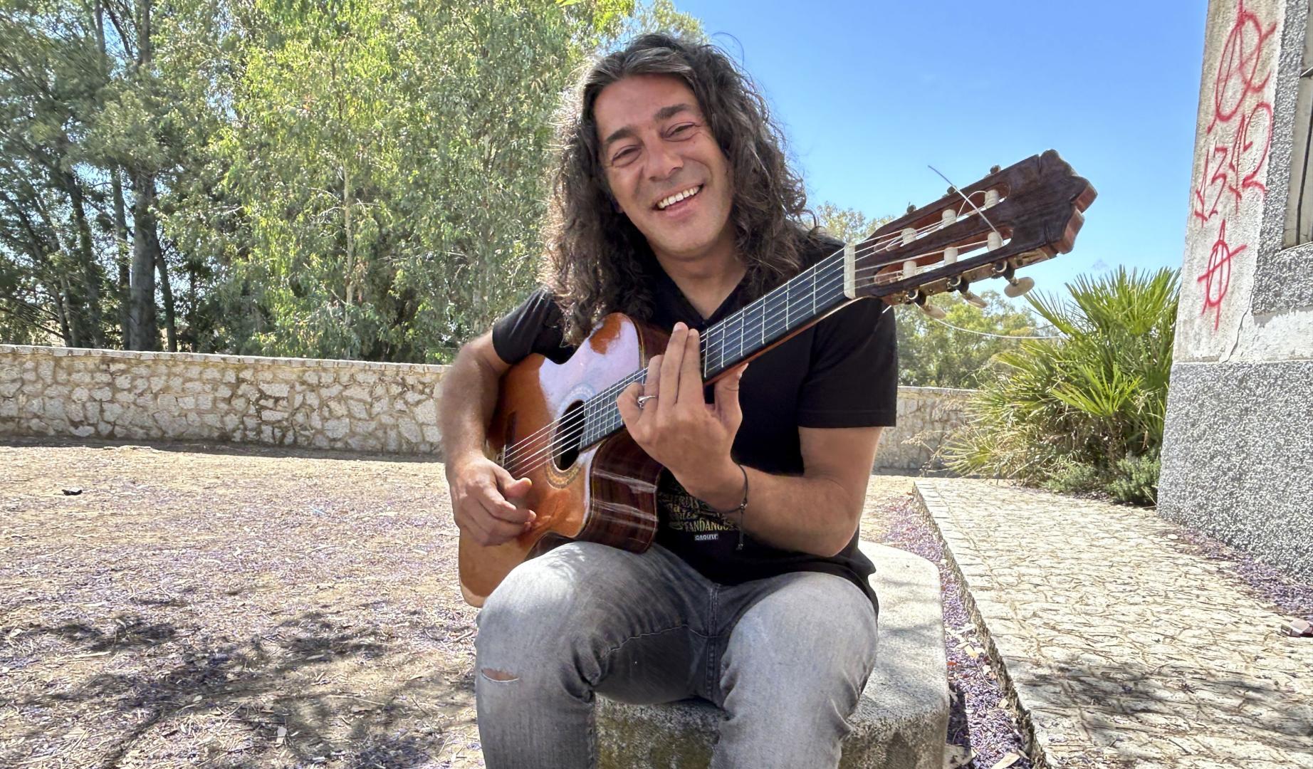 El cantante y compositor Javi Cantero posa durante una entrevista