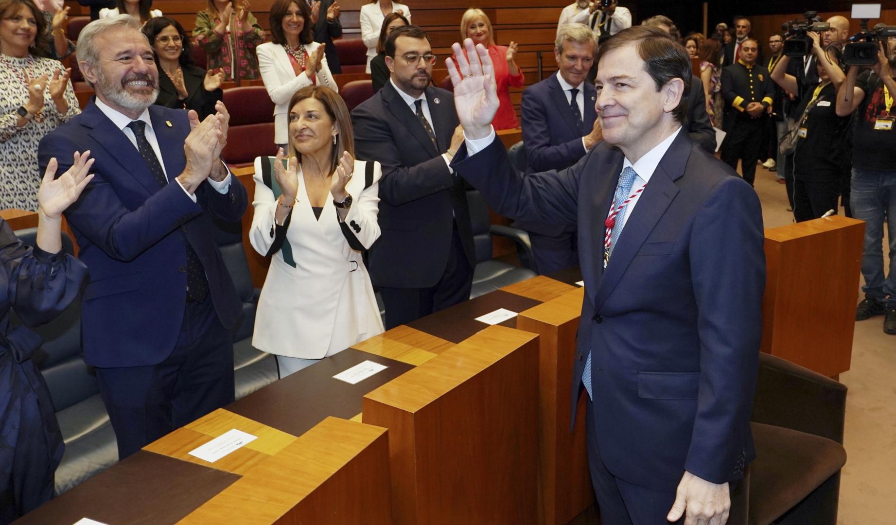 El presidente de la Junta de Castilla y León, Alfonso Fernández Mañueco (d) saluda al presidente de Aragón, Jorge Azcón (i); Asturias, Adrián Barbón (3i), Cantabria, María José Sáenz de Buruaga (2i) y Galicia, Alfonso Rueda (2d) tras el acto de toma de posesión del cargo celebrado este jueves en el parlamento regional