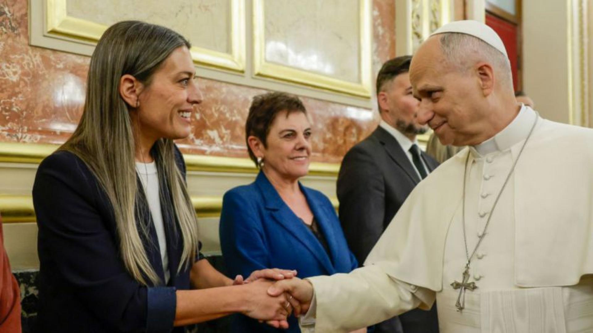 La diputada de Junts Miriam Nogueras saluda al Papa durante su visita al Congreso