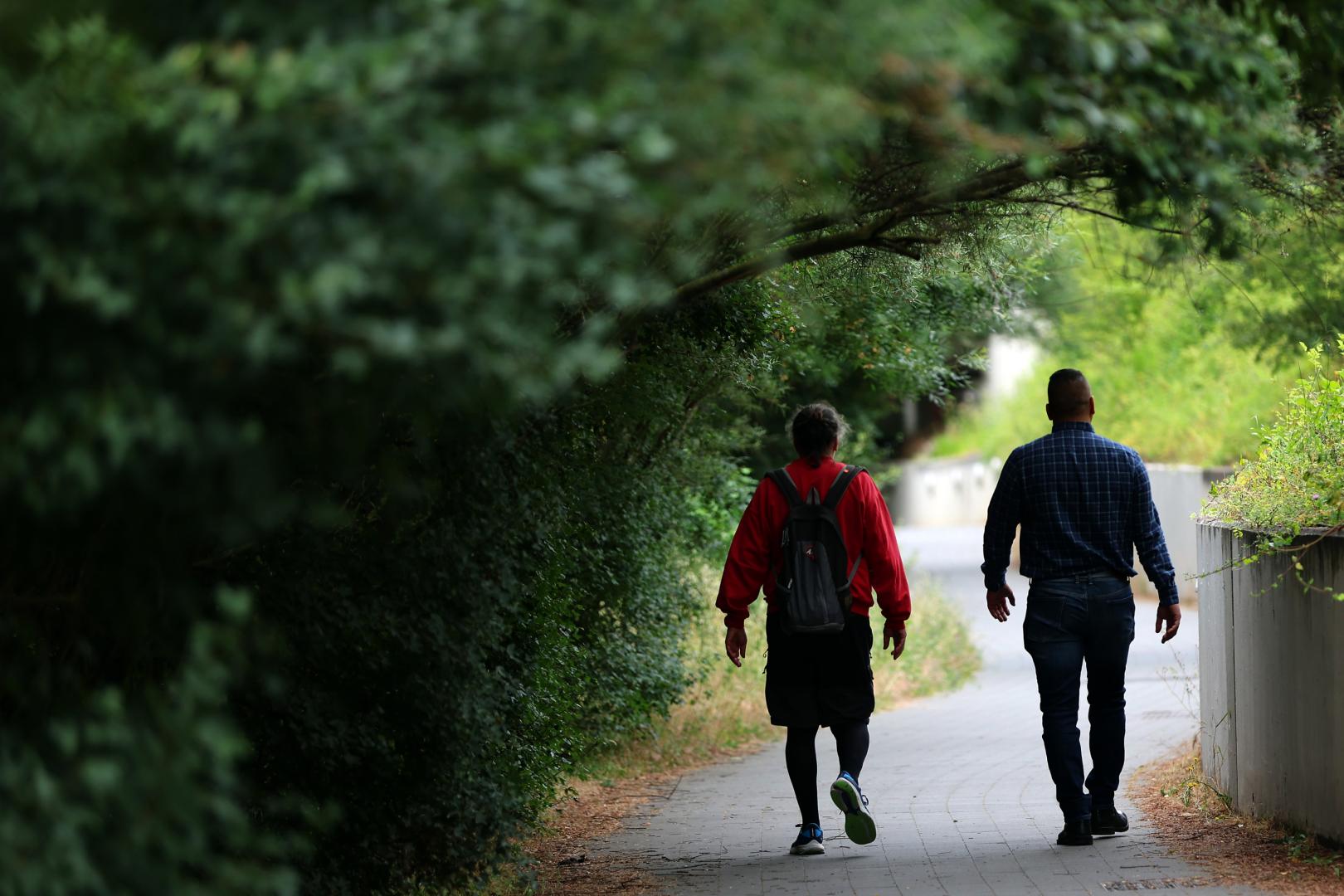 Dos alcohólicos en rehabilitación caminan por un parque de Pamplona.