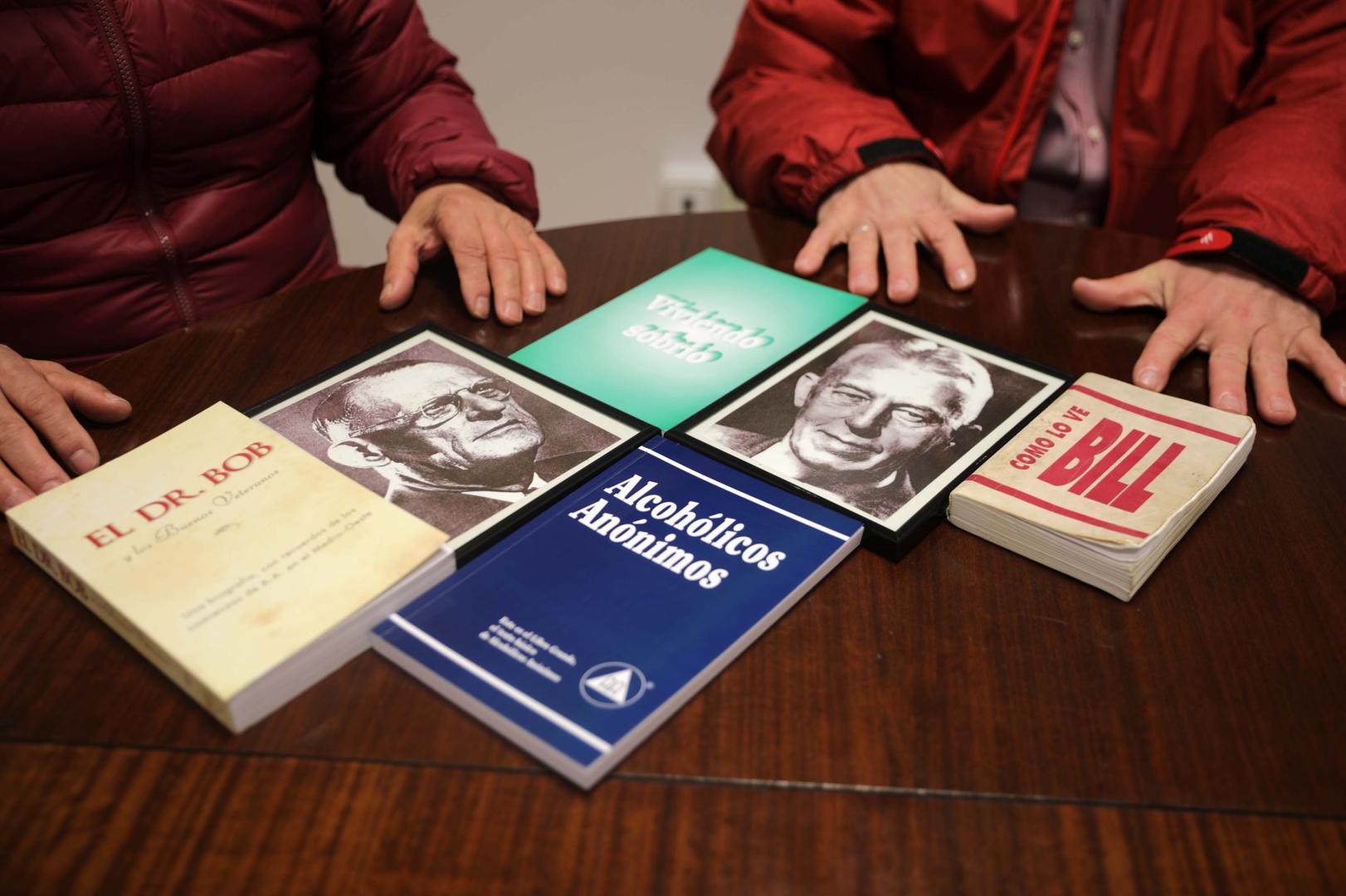 Libros escritos por los fundadores de Alcohólicos Anónimos, Bob Smith y Bill Wilson.
