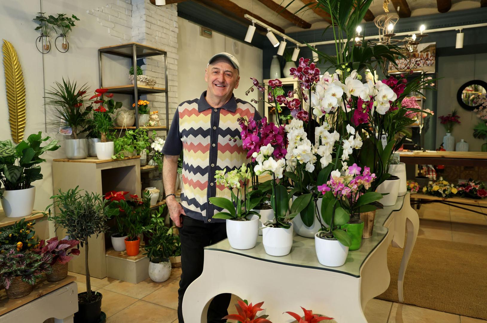 Juantxo Salinas, en el interior de la floristería Ilaga