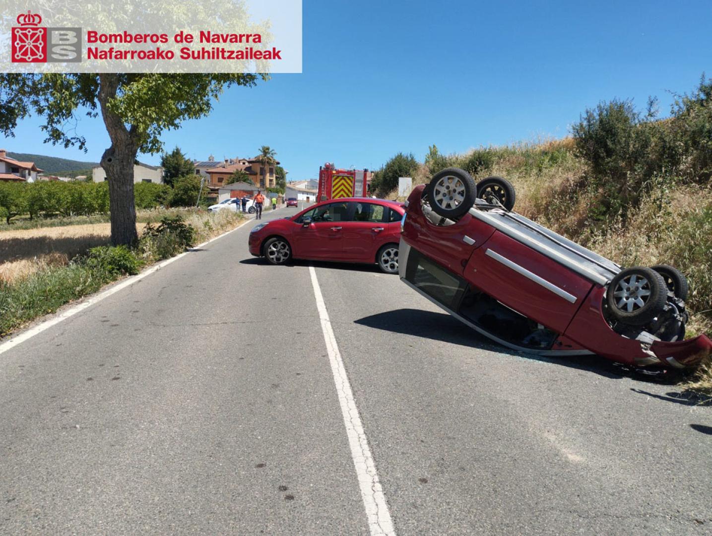 El vehículo accidentado, volcado sobre la carretera