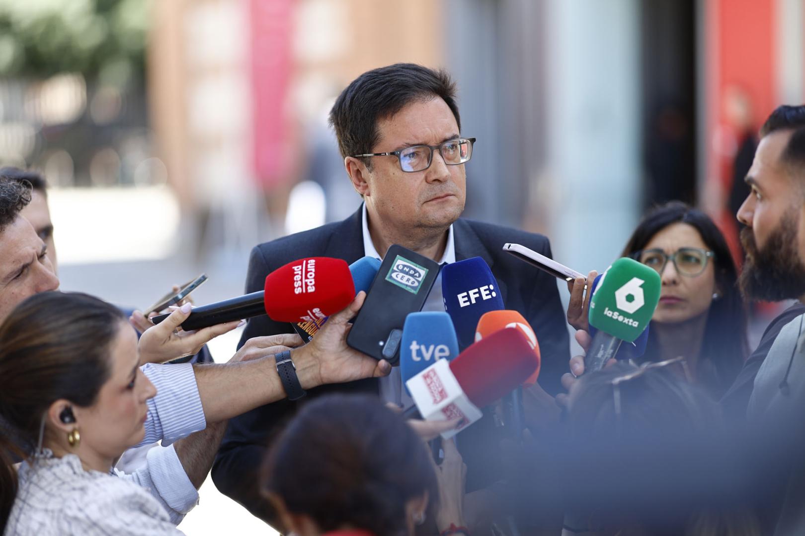 El ministro para la Transformación Digital y de la Función Pública, Óscar López, atiende a la prensa a su llegada a la inauguración de la VII edición de Taleñto España