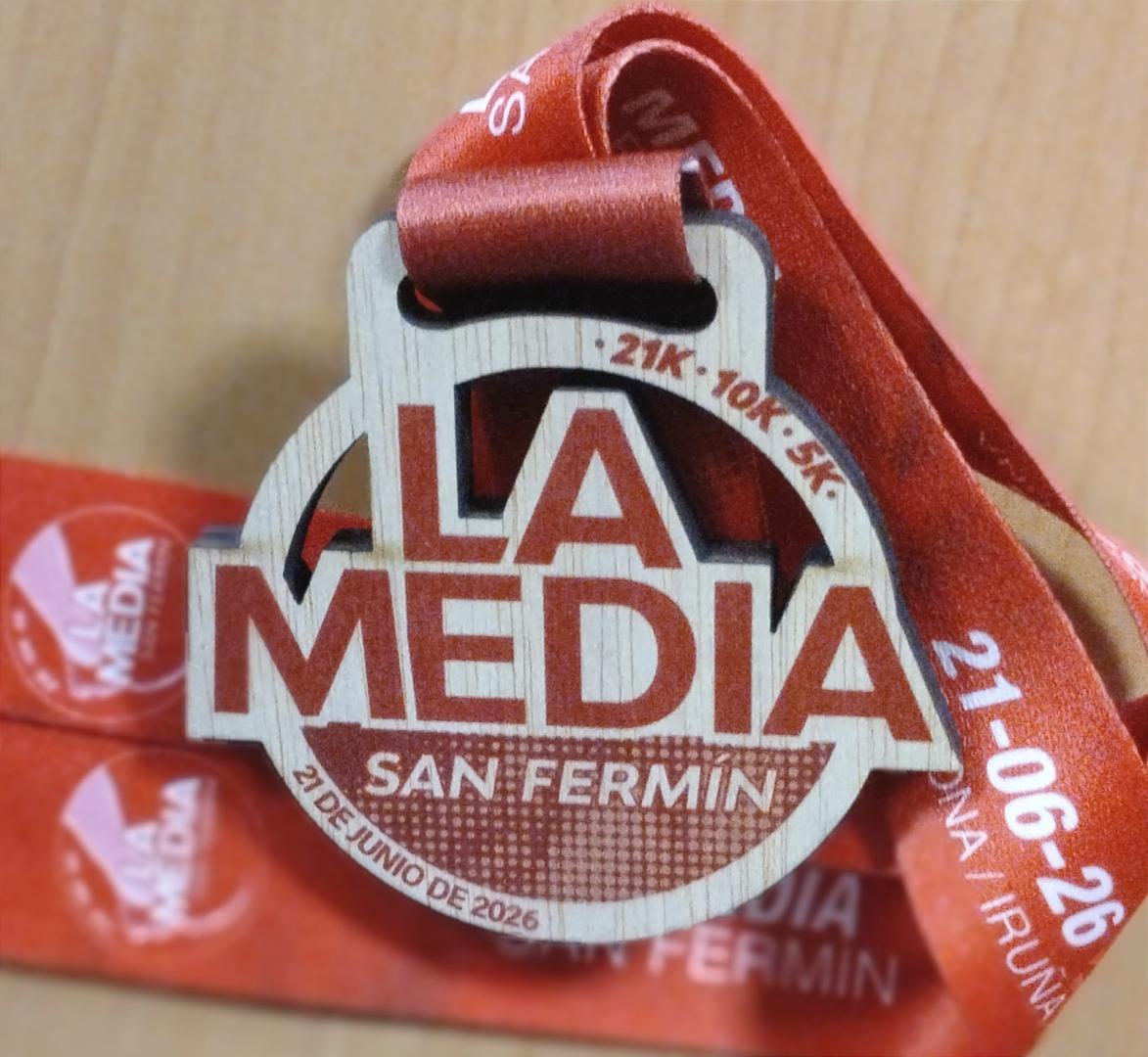 La medalla de finisher que se entregará a los corredores inscritos que completen las carreras el próximo 21 de junio en Pamplona