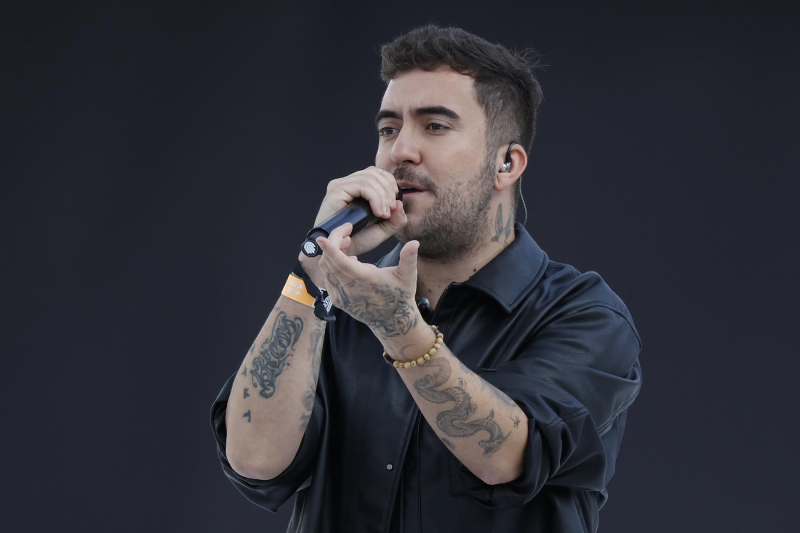 El cantautor Beret, durante su actuación en la vigilia ante 40.000 personas del papa León XIV en el Estadio Olímpico de Barcelona