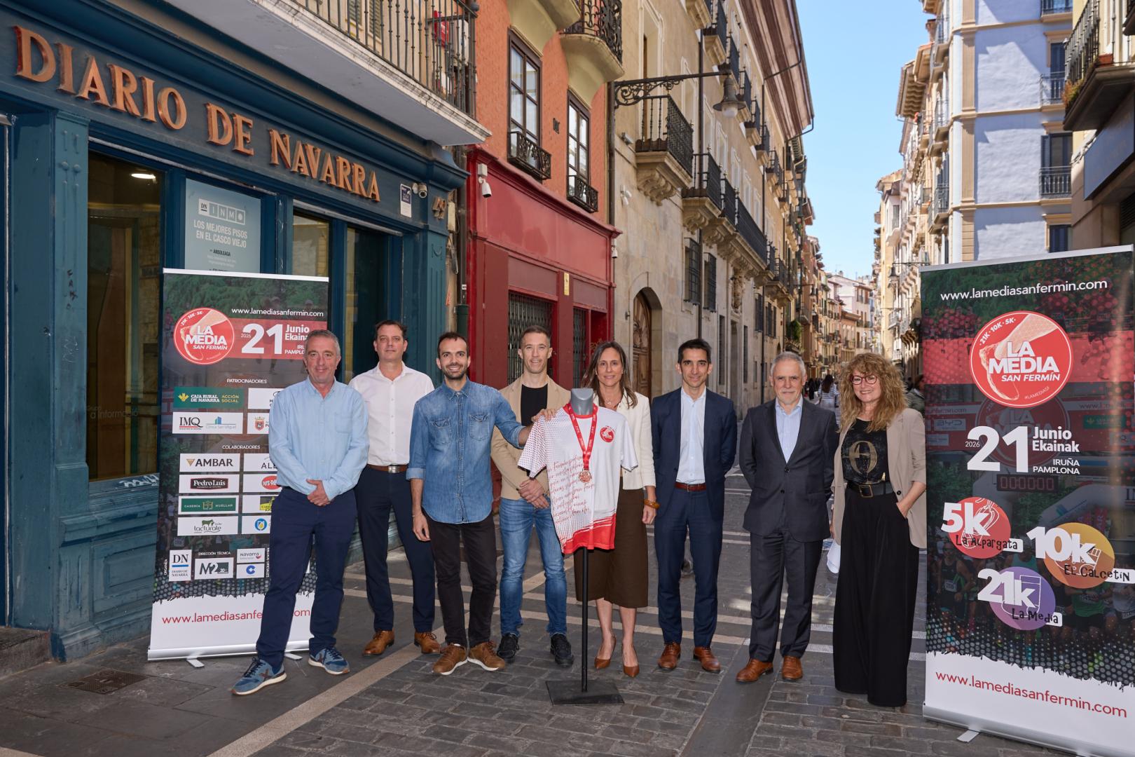 PRESENTACIÓN OFICIAL. Koldo Biurrun y Jon Larruquet (Hyundai Oarso Car), Iñigo Gómez (Ayuntamiento de Pamplona), Sergio Rodríguez (M2 Eventos), Alicia Nicolás (Diario de Navarra). Raúl Santos (Caja Rural de Navarra), Felipe Hernández (IMQ Navarra-Clínica San Miguel) y Belén Galindo (La Información), en la calle Zapatería de Pamplona.