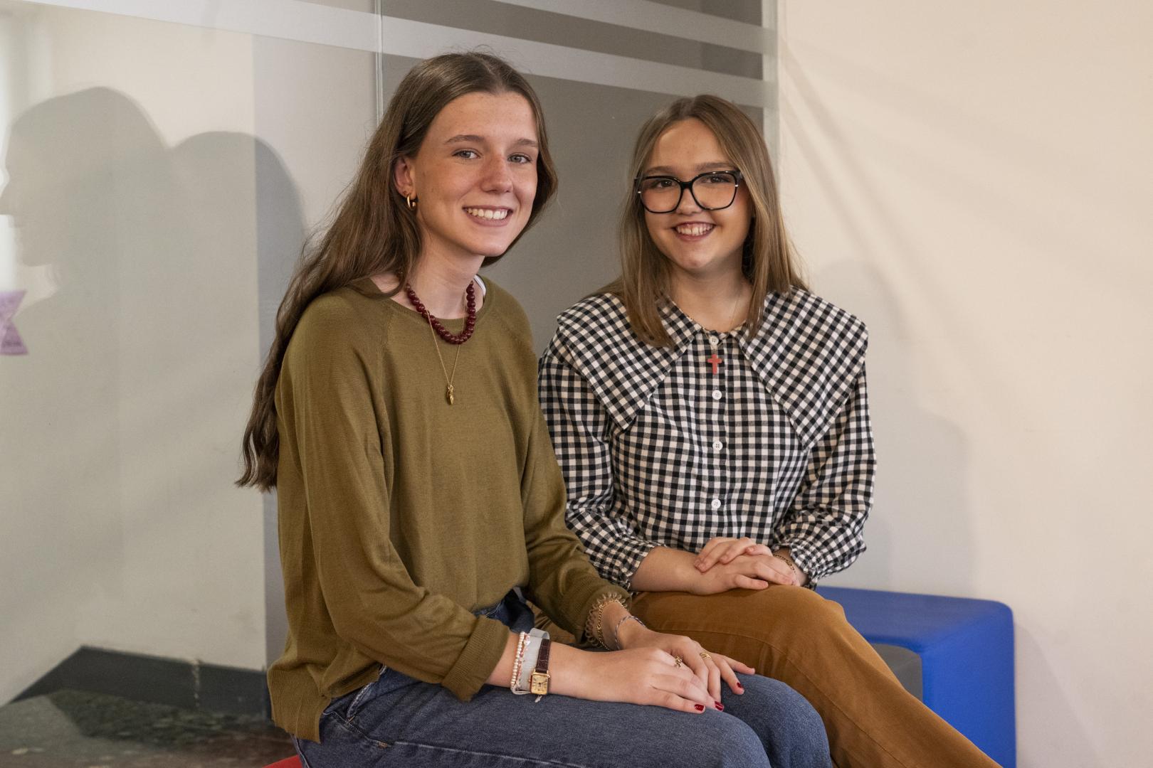 Beatriz Oiza Rubio (izda.) y Julia Cuesta Vidaurre, de Teresianas