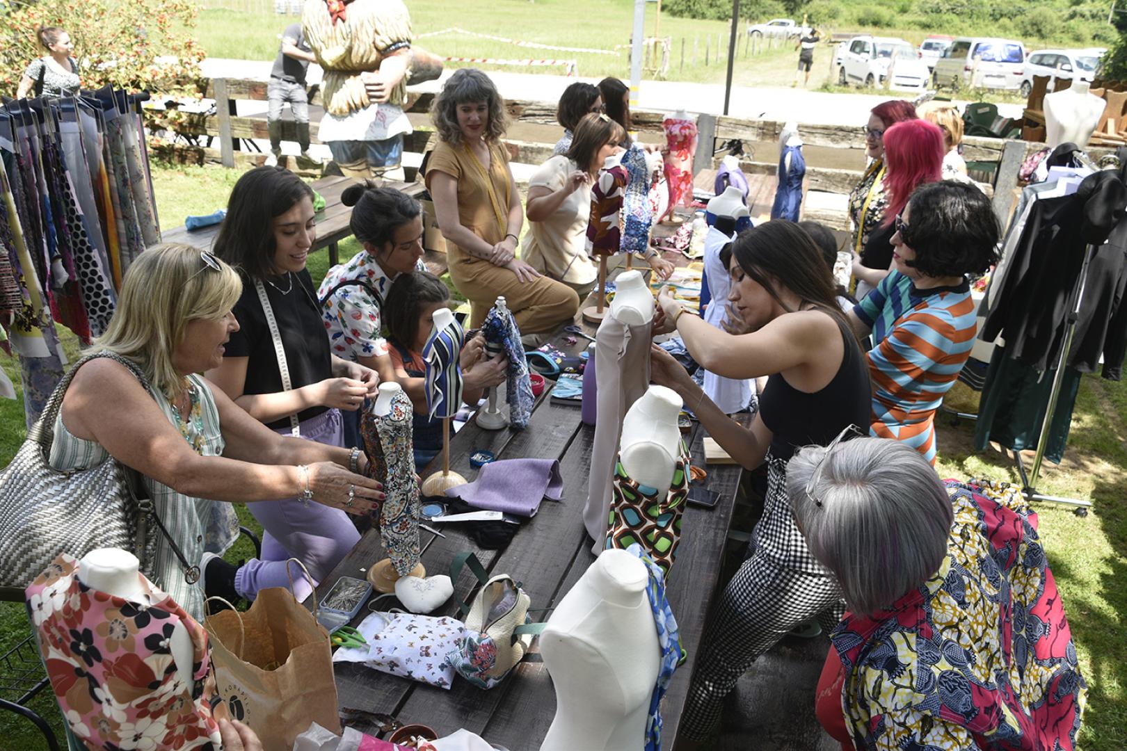 Imagen del taller que se instaló con los alumnos de la escuela de moda.