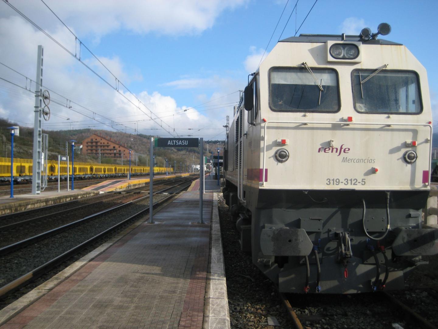 Una locomotora permanece detenida en la estación de Alsasua.