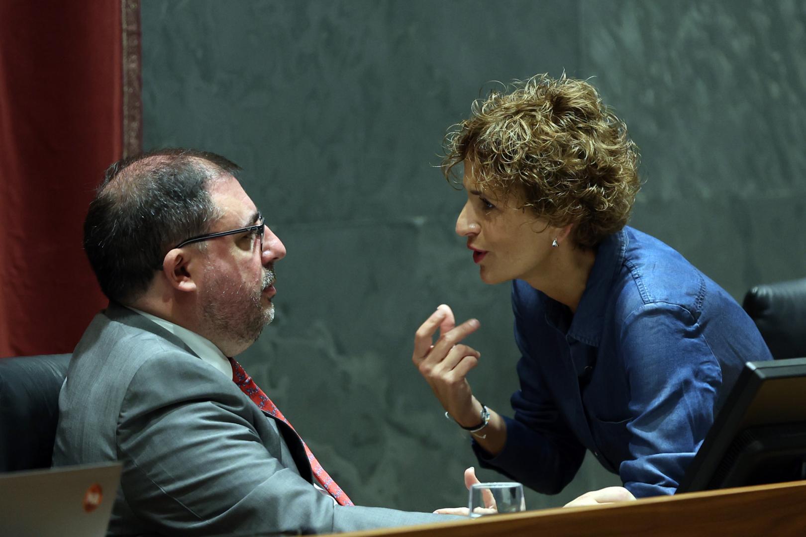 Unai Hualde y María Chivite durante el pleno del Parlamento