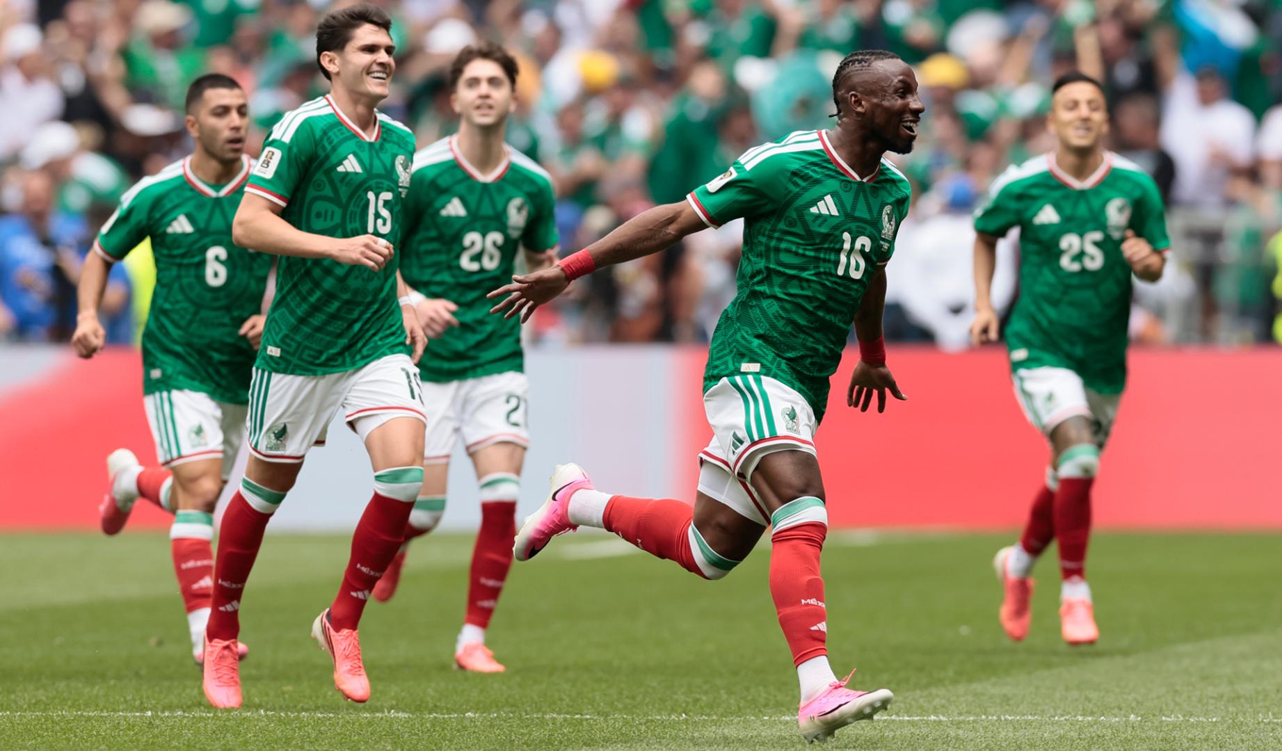 Julián Quiñones (d) de México celebra un gol este jueves, durante un partido del grupo A del Mundial de la FIFA 2026 entre México y Sudáfrica en el estadio Ciudad de México