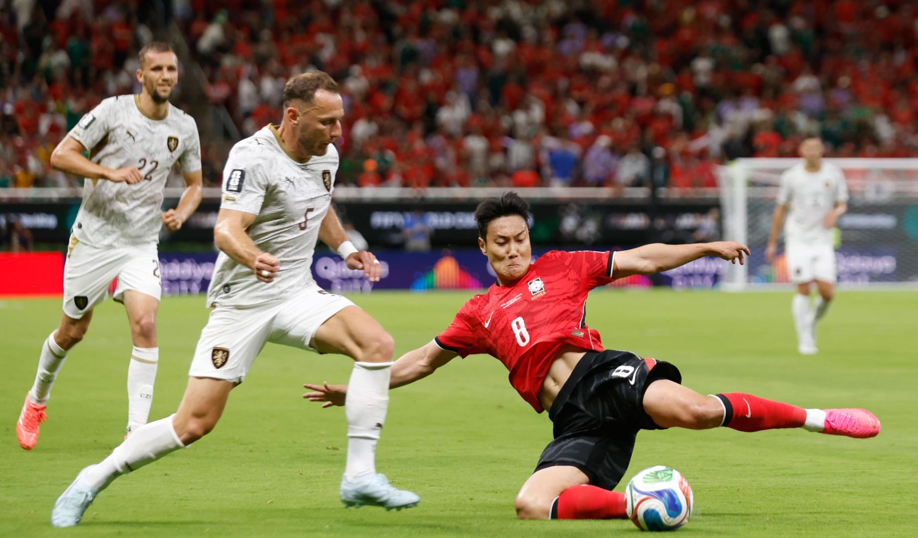Seung-Ho Paik (d) de Corea del Sur disputa el balón con Vladimir Coufal de República Checa este jueves, en un partido del grupo A del Mundial de la FIFA 2026 entre Corea del Sur y República Checa