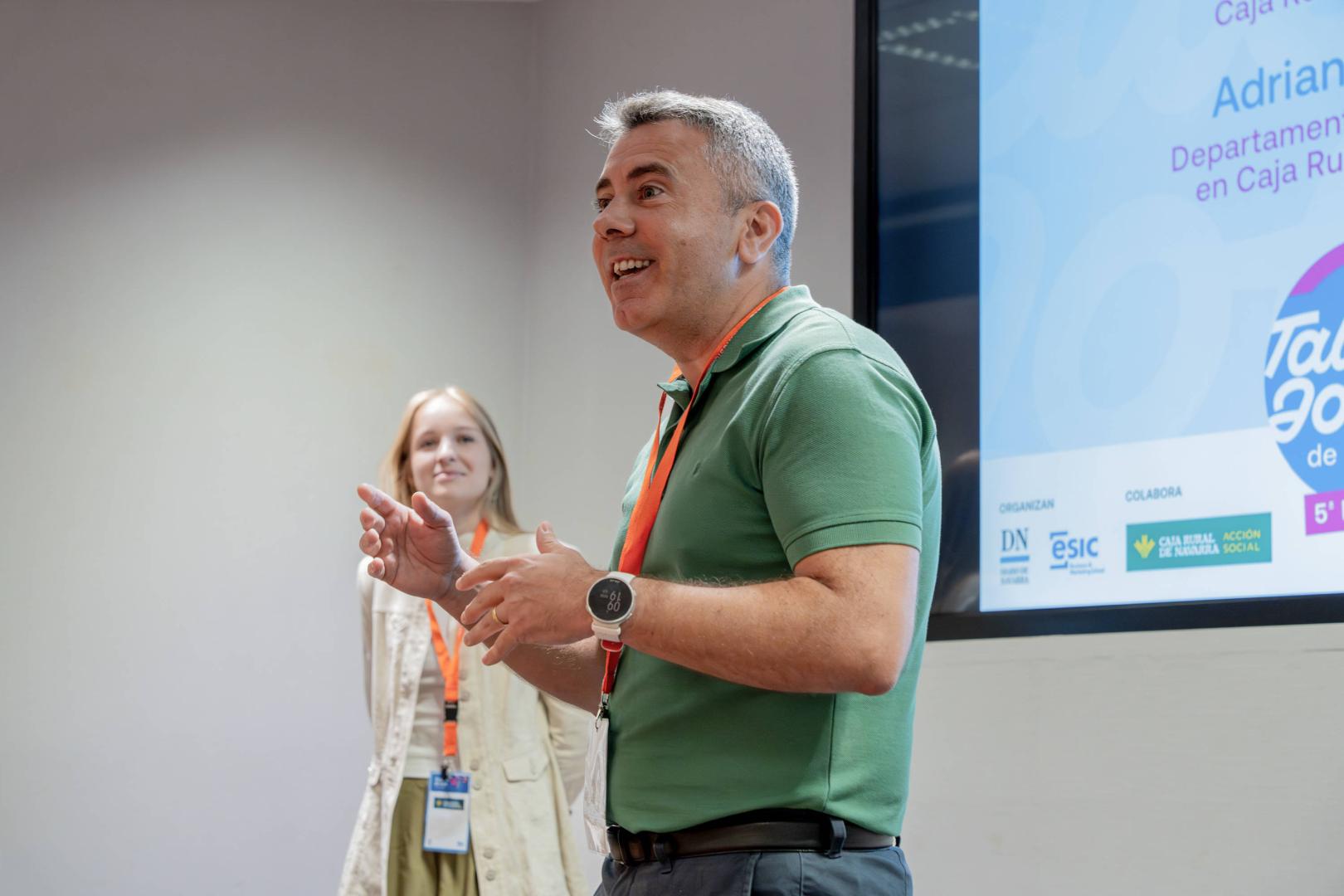 Álex Mendoza, del Departamento de Selección de Caja Rural de Navarra, junto conAdriana Ayarra, alumna de Talento Joven de Navarra 2025 y hoy trabajadora de la entidad financiera, en la primera sesión de Talento Joven de Navarra 2026
