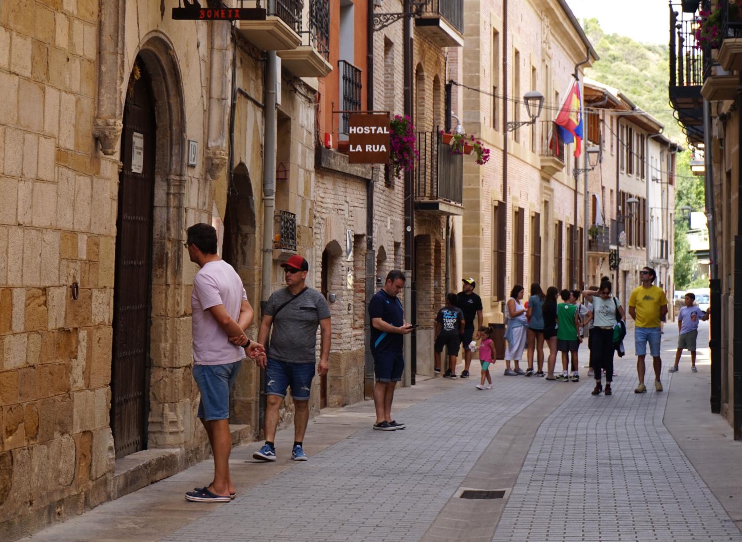 Turistas en la calla La Rúa de Estella, barrio monumental de la ciudad, en una imagen del verano de 2025.