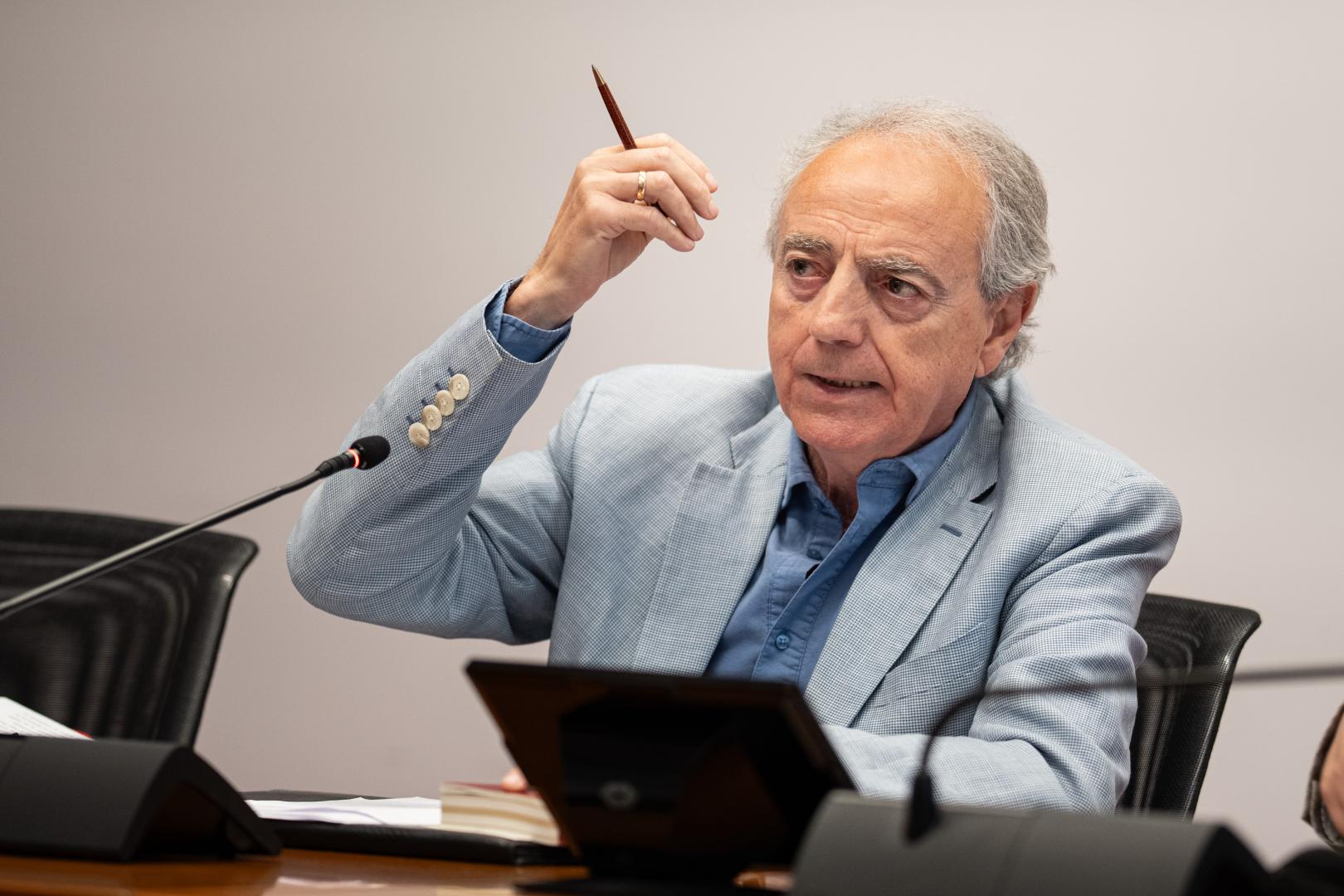 Miguel Sanz, en el Parlamento de Navarra durante su intervención ante la ponencia encargada de estudiar la actualización de la Lorafna.