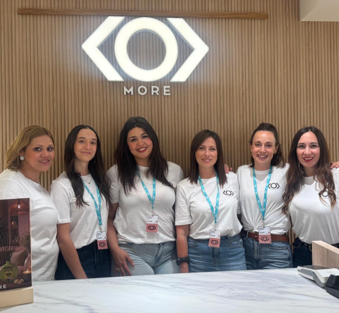 e paso la foto que ayer fue locura total. Nombres de izq a derecha. Mónica Torbay, Nuria Arteaga, Lina Kadri, Sarai Simal, Rocío Plaza y Paula Alén.