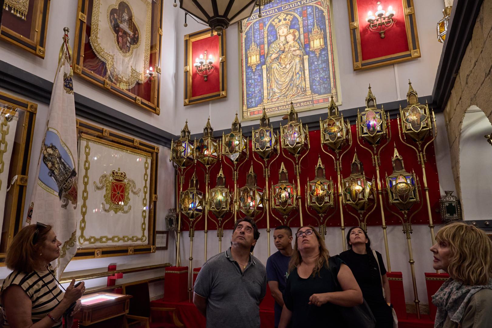 Blanca López Abárzuza, a la derecha, muestra el Cuarto de Faroles a varios visitantes, este jueves 11 de junio.