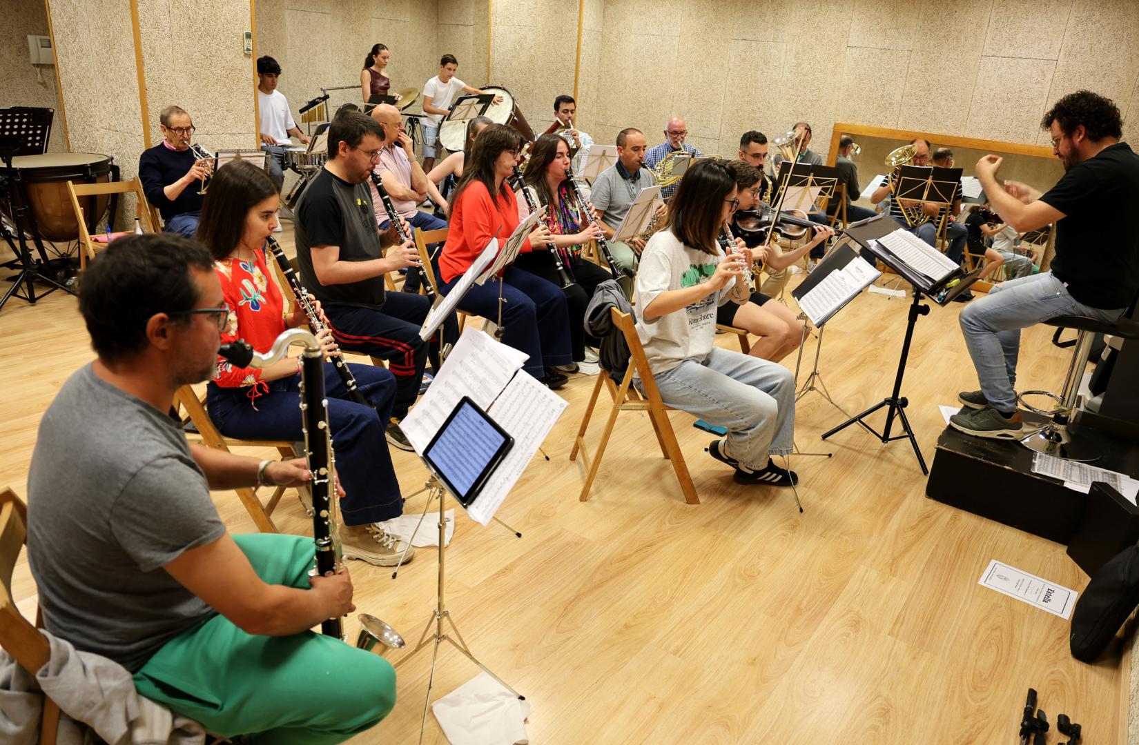 La banda de Estella prepara el concierto de este domingo en su local de ensayo.