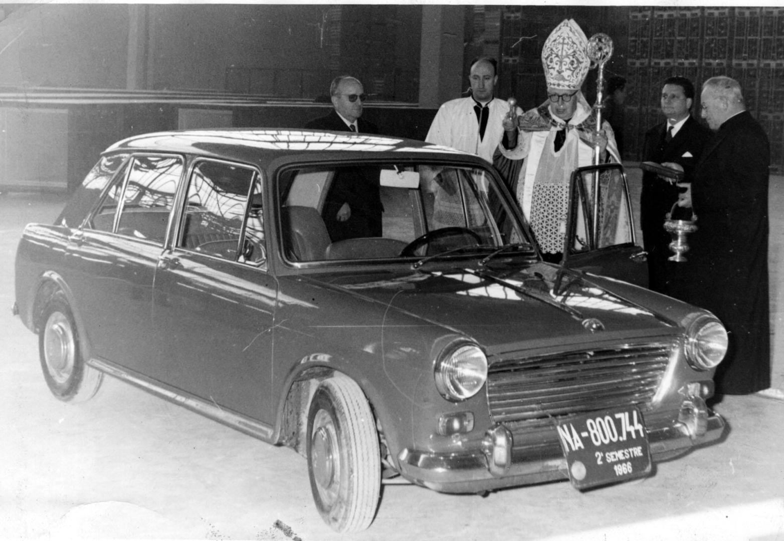 DICIEMBRE 1966, MONSEÑOR DELGADO GOMEZ BENDICE EL PRIMER VEHICULO SALIDO DE LA FACTORIA DE LANDABEN SEPTIEMBRE 1966, MONSEÑOR DELGADO GOMEZ BENDICE EL PRIMER VEHICULO SALIDO DE LA FACTORIA DE LANDABEN, MODELO MORRIS 1100 DE AUTHI. AUTOR: ZUBIETA Y RETEGUI