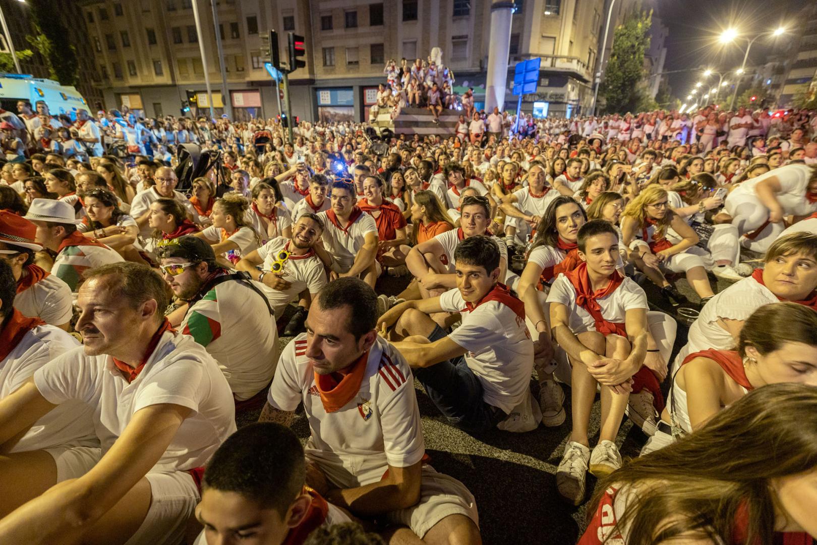 Público de todas las edades concentrado en la explanada sobre la estación de autobuses para ver los fuegos