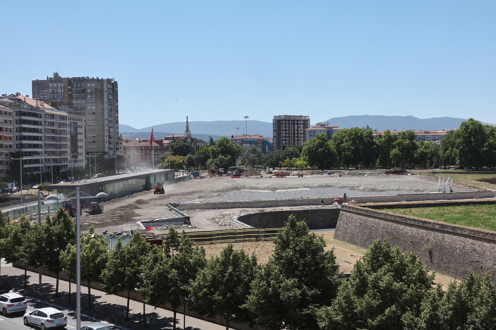 Aspecto de las obras de la explanada que se espera, aunque sin hierba, se pueda entrar para ver los fuegos