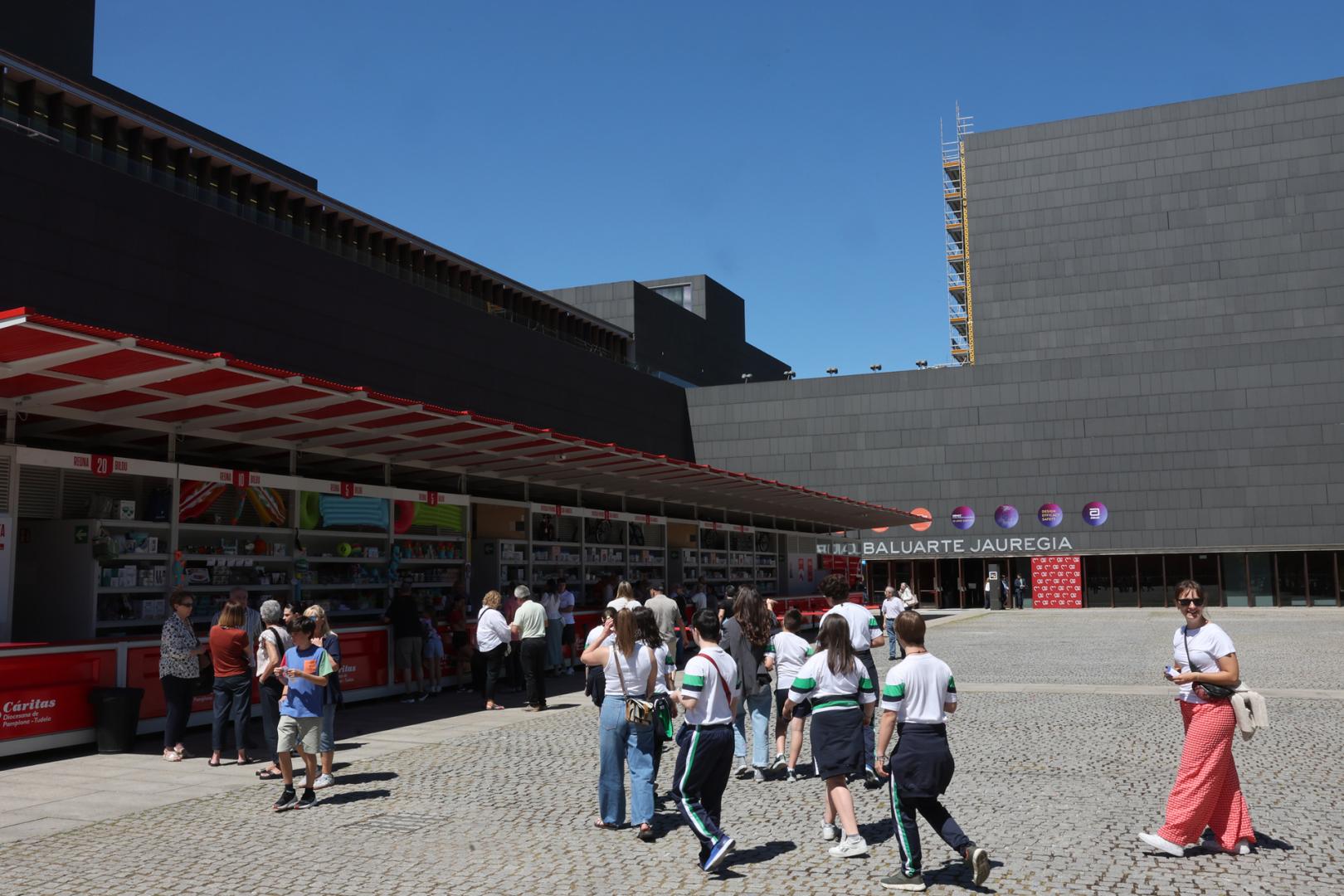 Un grupo se dirige a la tómbola instalada este año en la plaza de la Constitución