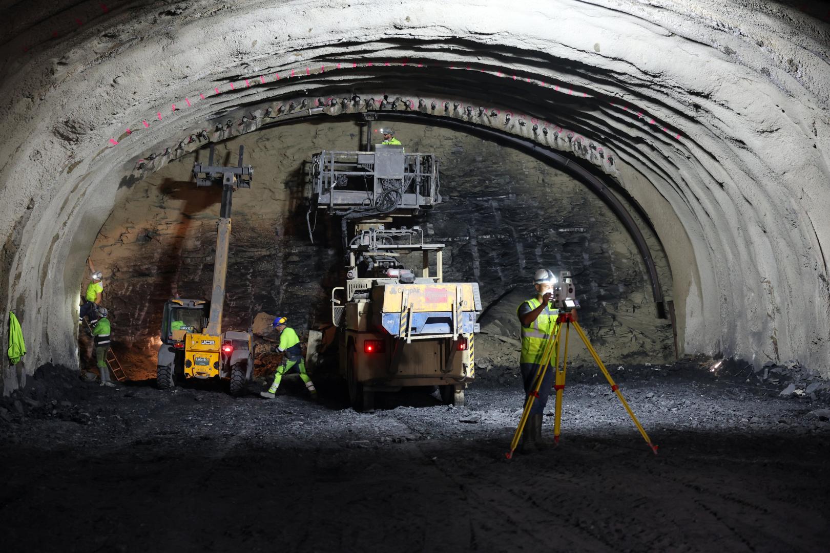 Un grupo de operarios trabaja en la boca sur del nuevo túnel de Belate.
