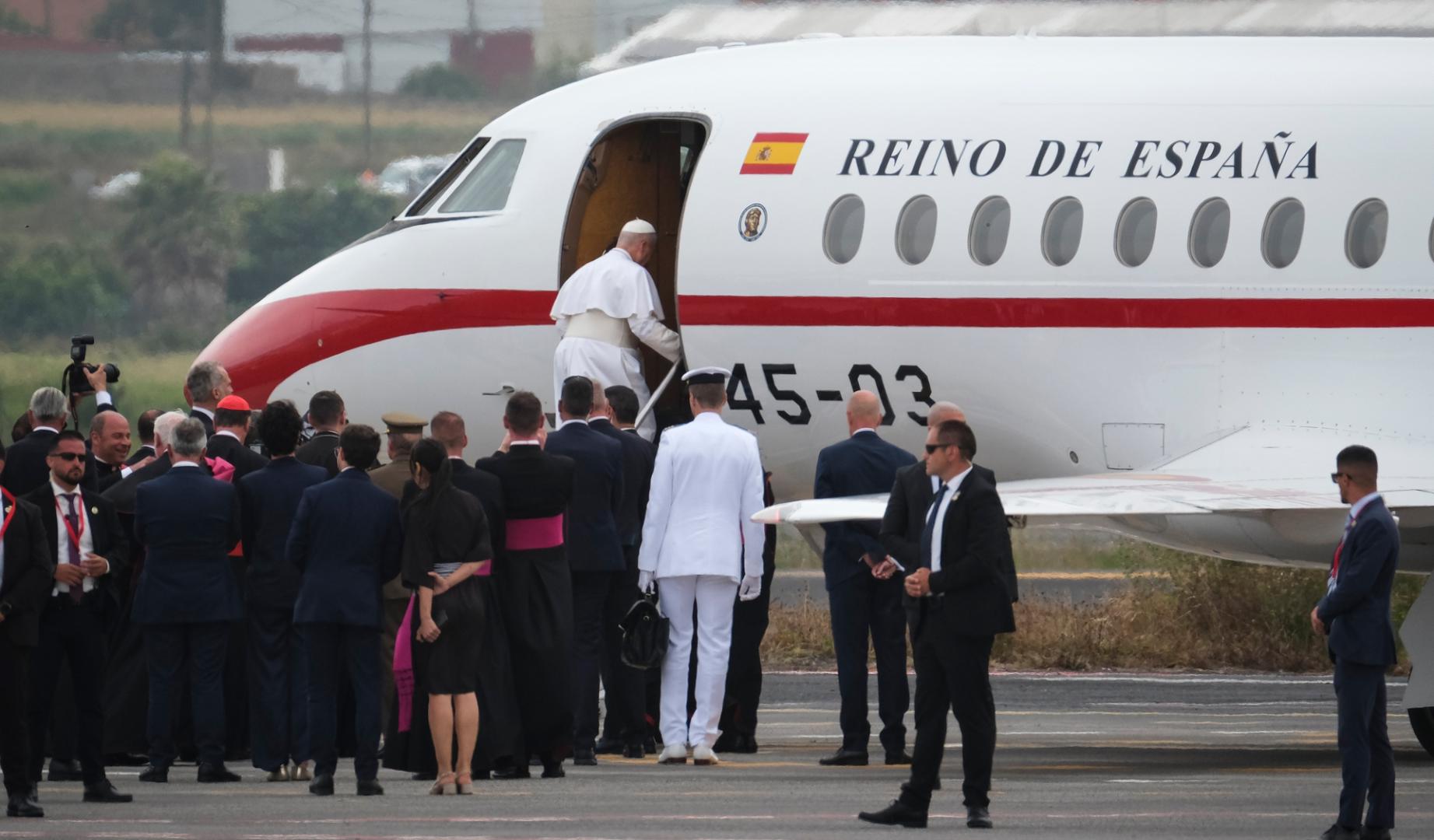 El papa León XIV sube al Falcon cedido por el rey Felipe VI que llevará al pontífice de regreso a Roma, tras la avería que ha sufrido el avión de Iberia que lo iba a trasladar