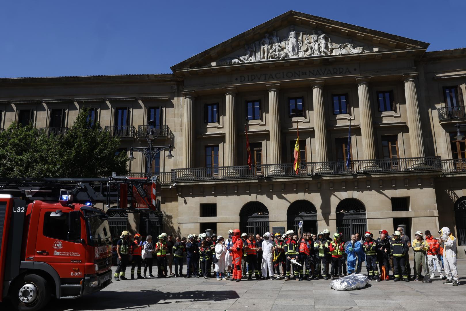 Imagen de la concentración de ayer frente al Parlamento de Navarra