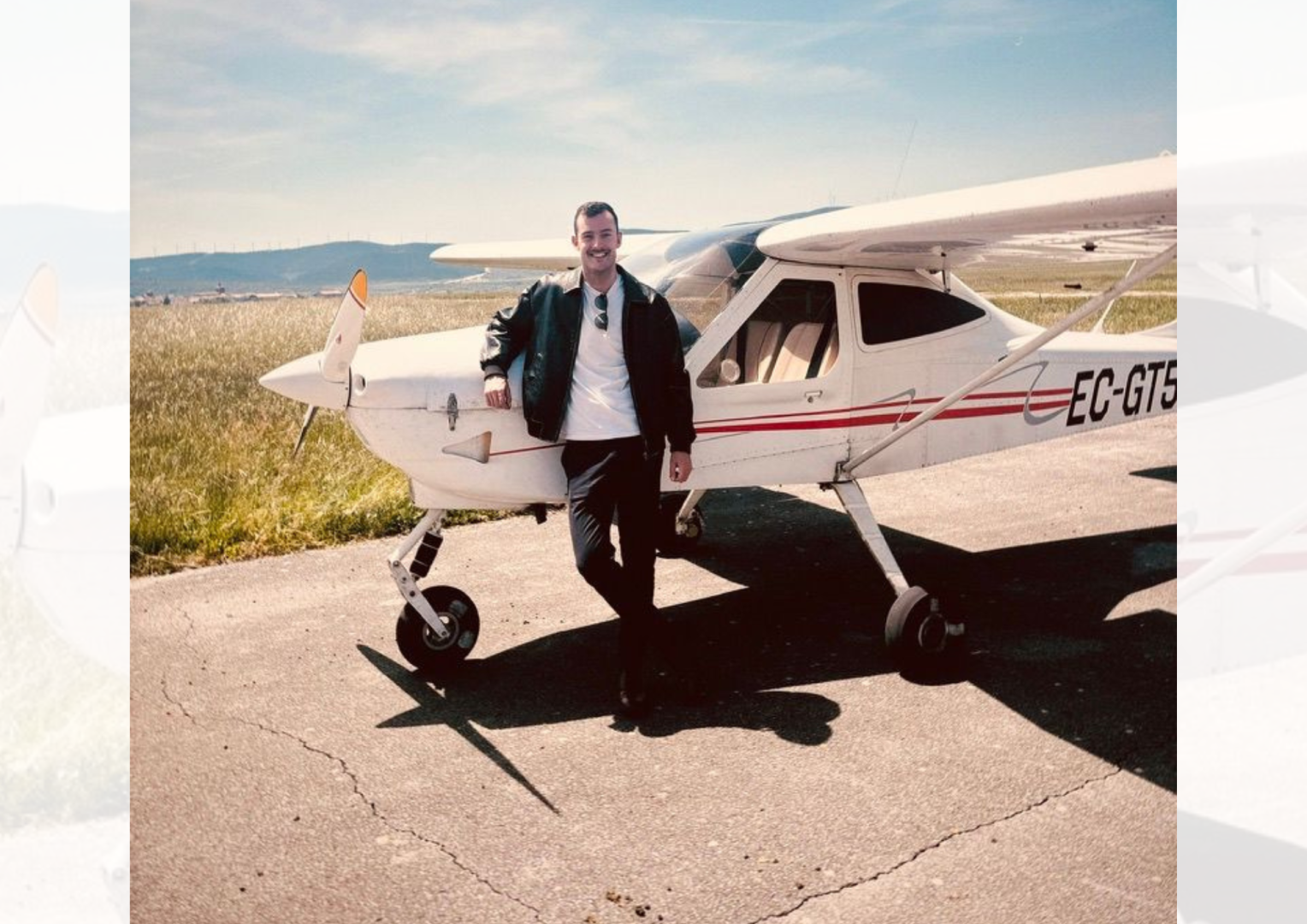 Edel González Garcés, creador de KoAir, junto a una avioneta