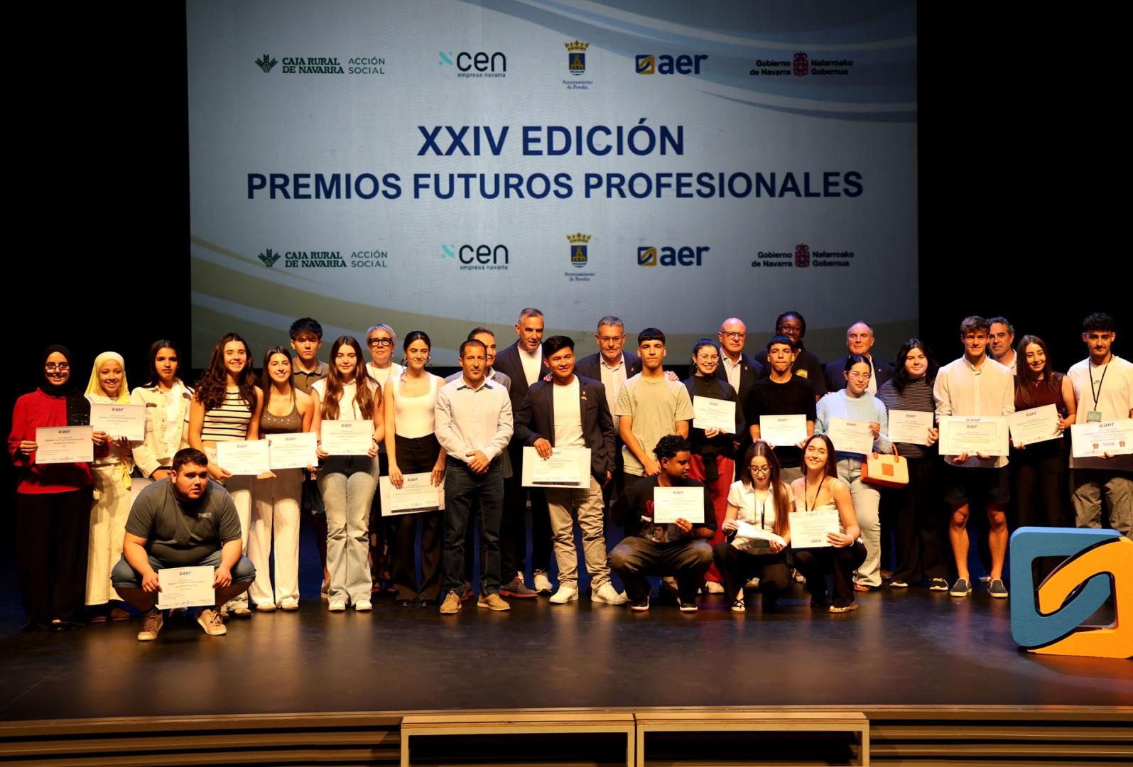 Alumnado premiado y participante en los premios tras el acto de este viernes
