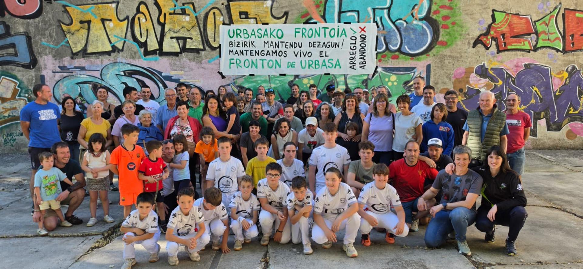 Imagen de las personas concentradas este viernes en el frontón de Urbasa.