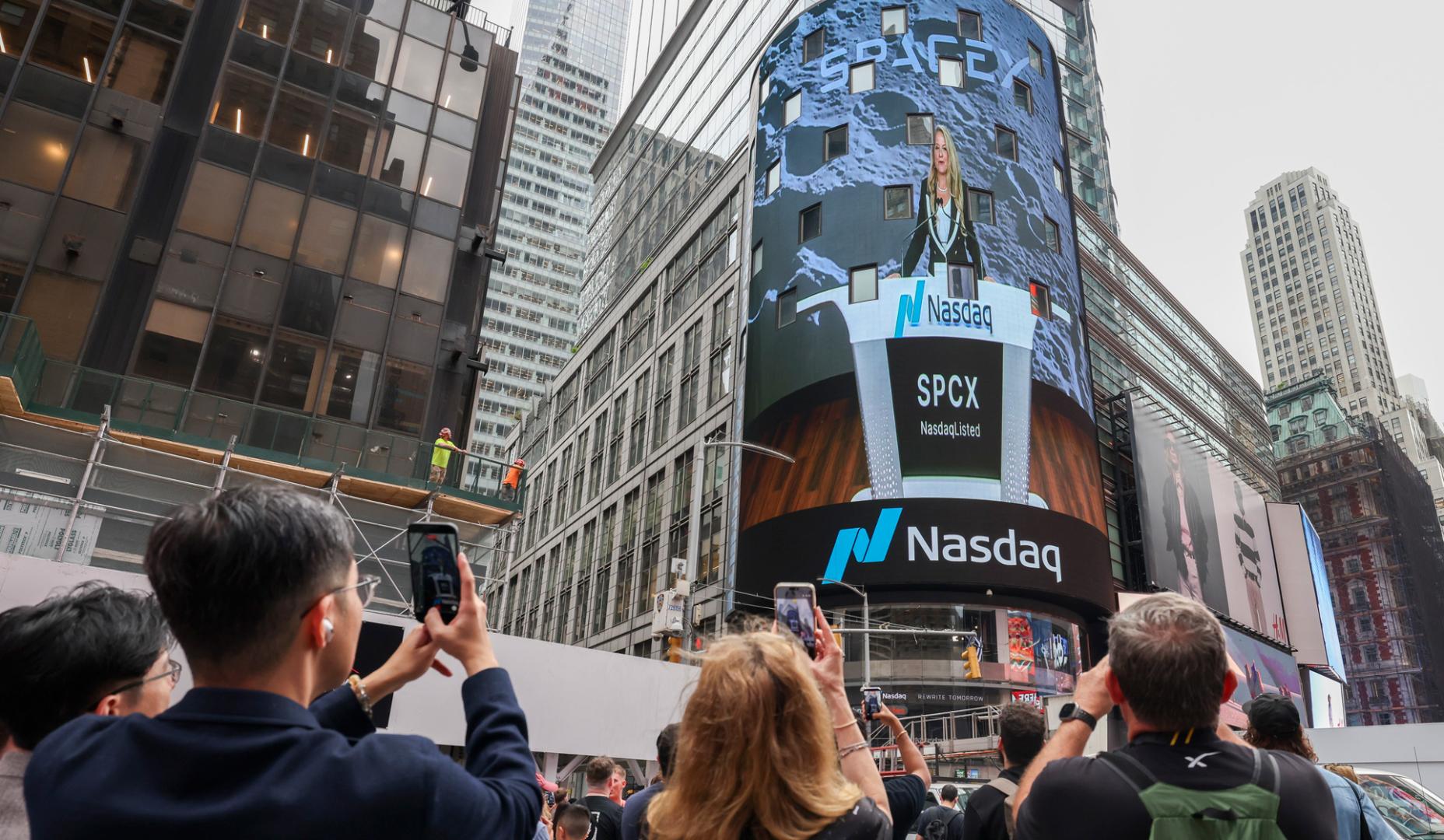 En una pantalla se ve a Gwynne Shotwell, directora de operaciones de SpaceX, pronunciando un discurso antes de que la empresa salga a bolsa en el mercado Nasdaq de Nueva York